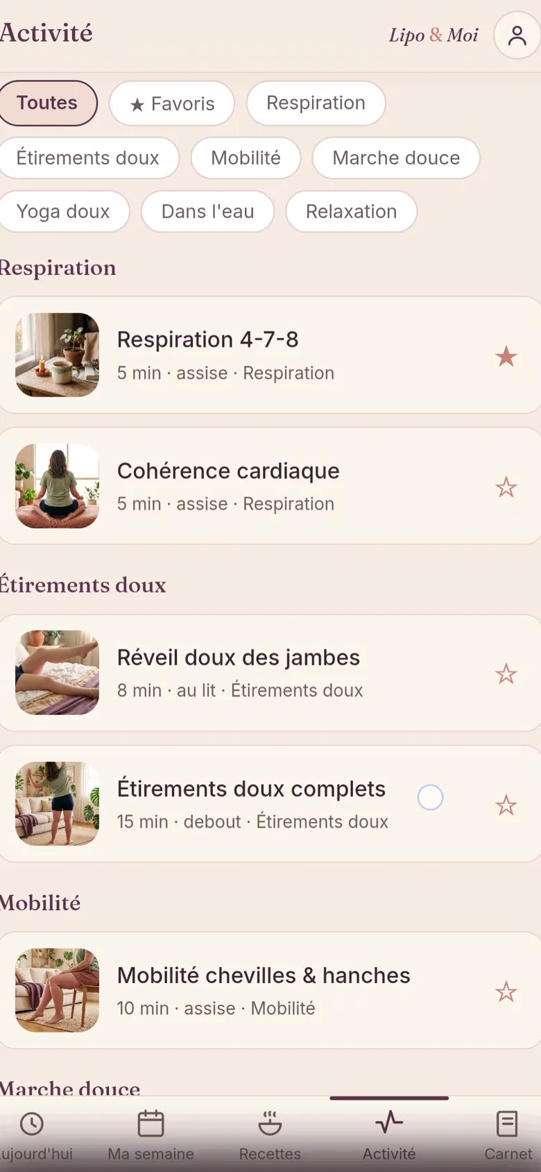 Une bibliothèque de séances de mouvement doux, guidées pas à pas dans l'app.
